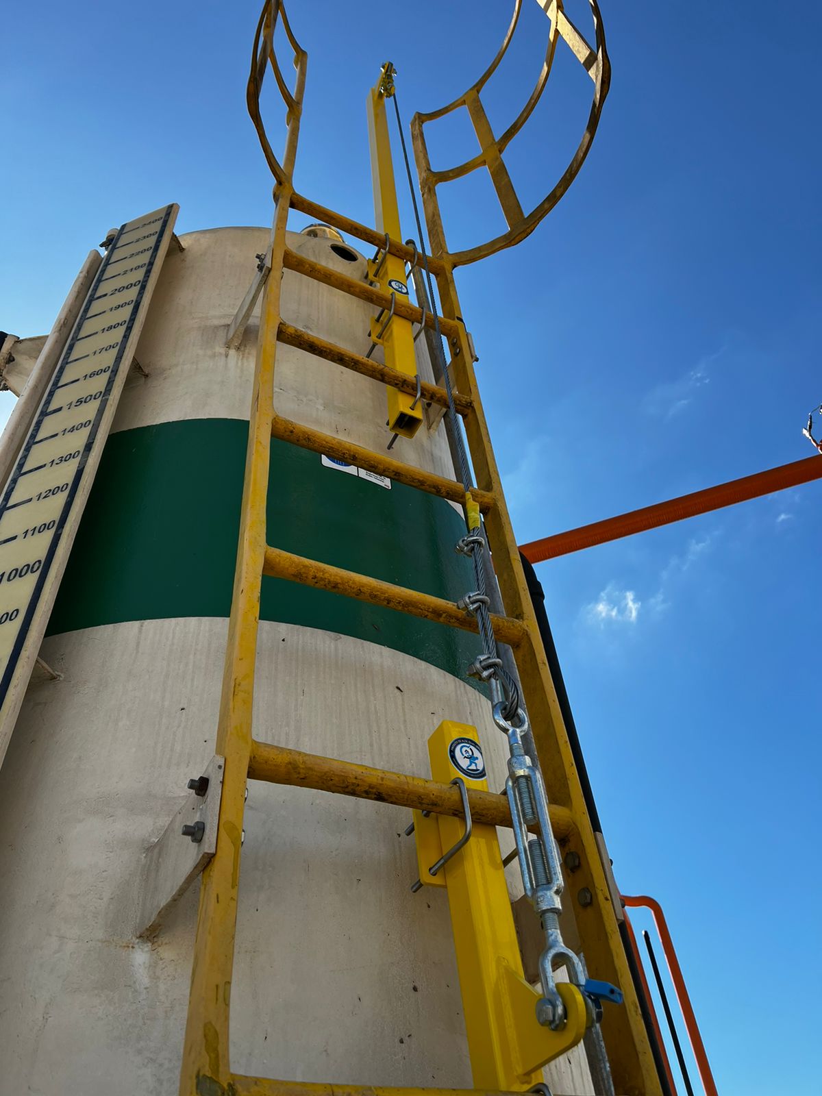 Linha de vida vertical Kit Up Vert instalada em escada tipo marinheiro de silo
