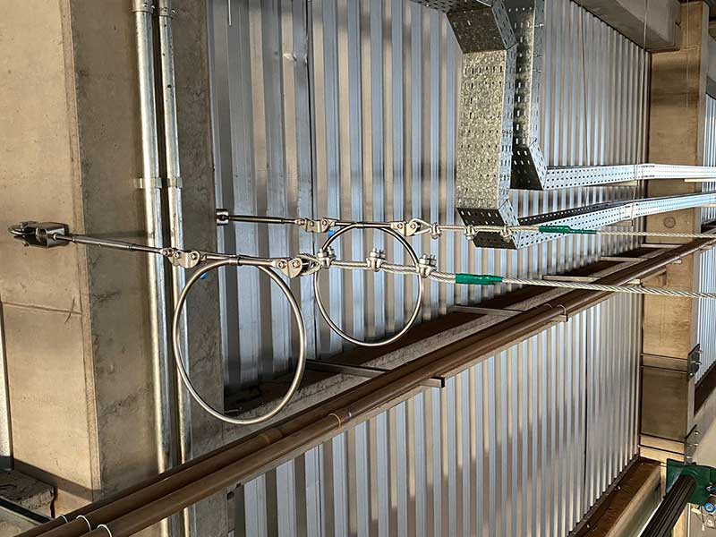 Sistema de linha de vida horizontal em operação industrial