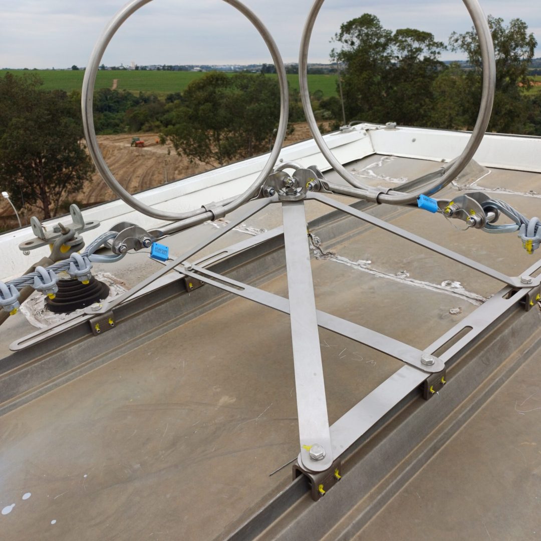Instalação de linha de vida em telhado pela equipe Atlas Safe